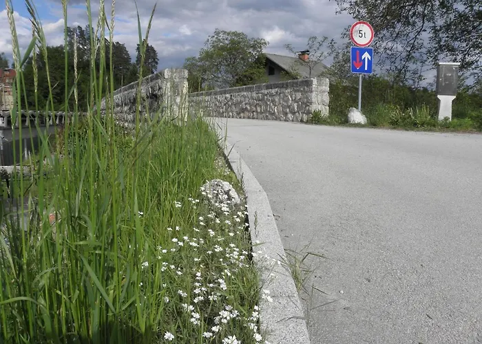 Nastanitev v družini Pr' Hribar *